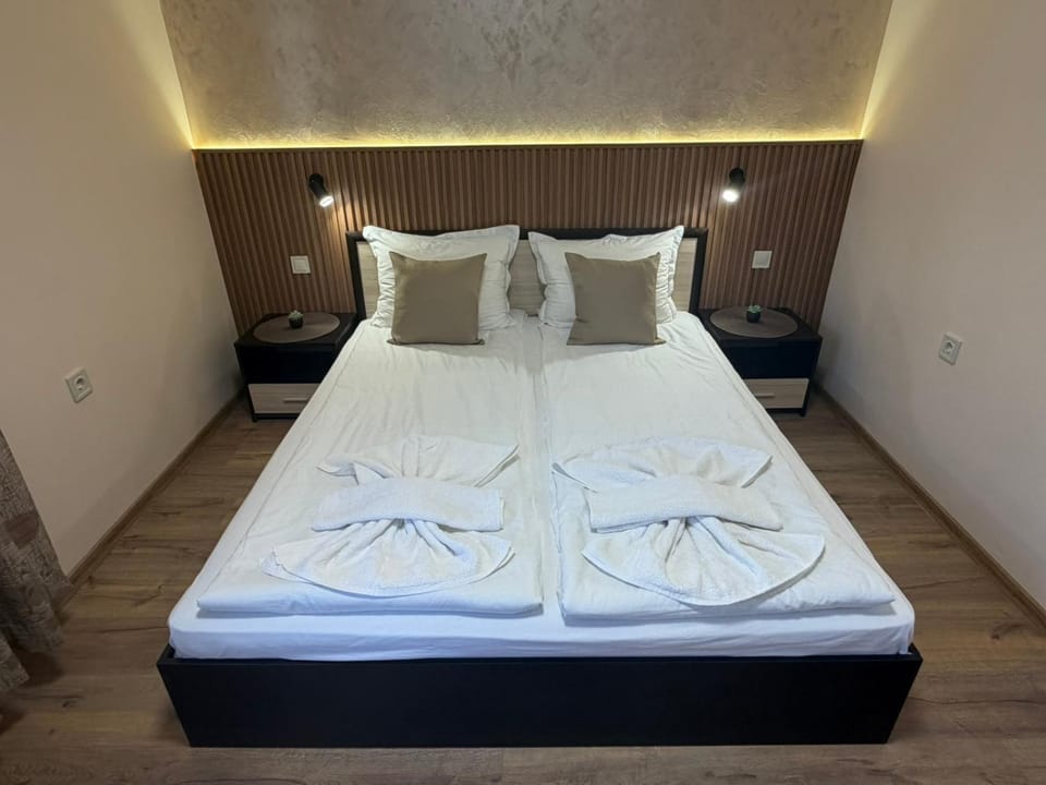Photo of the whole room, Bedroom, towels