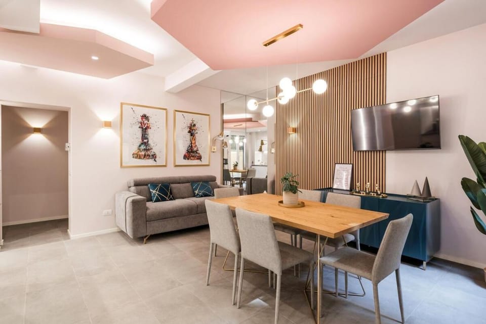 TV and multimedia, Kitchen or kitchenette, Living room, Seating area, Dining area