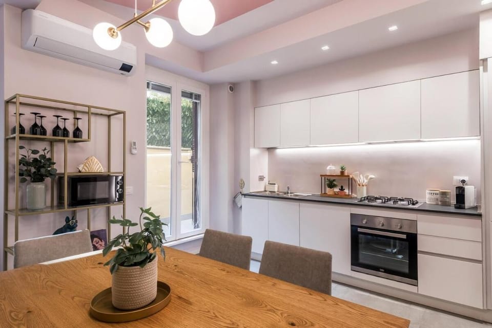 Coffee/tea facilities, Kitchen or kitchenette, Dining area, oven, stove, toaster