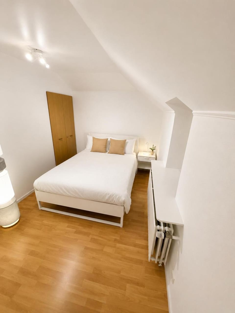 Bedroom, towels