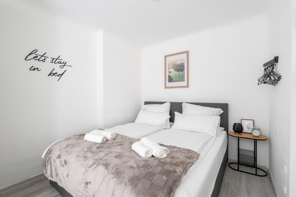 Bed, Bedroom, towels