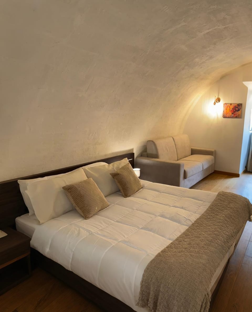 Bed, Living room, Photo of the whole room, Seating area, Bedroom