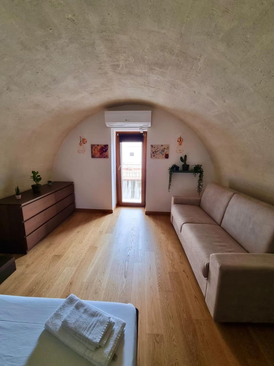 Bed, Living room, Photo of the whole room, Seating area, Bedroom