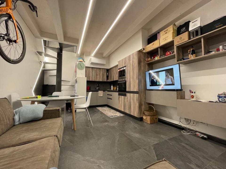 Communal lounge/ TV room, TV and multimedia, Kitchen or kitchenette, Living room, Seating area, Dining area, Evening entertainment, oven, stove, kitchen