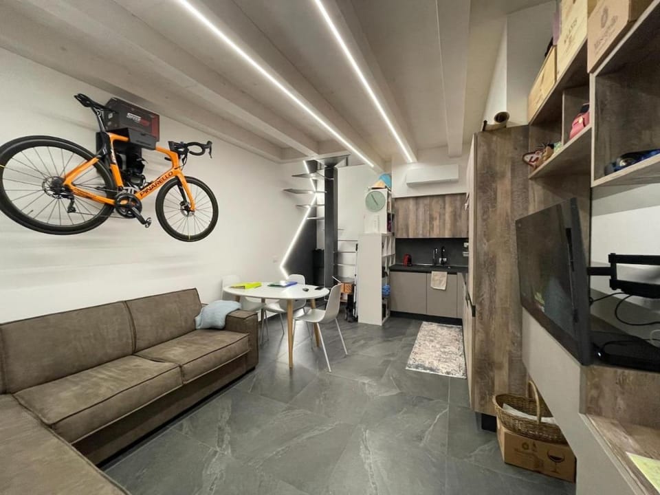 TV and multimedia, Kitchen or kitchenette, Living room, Seating area, stove, kitchen