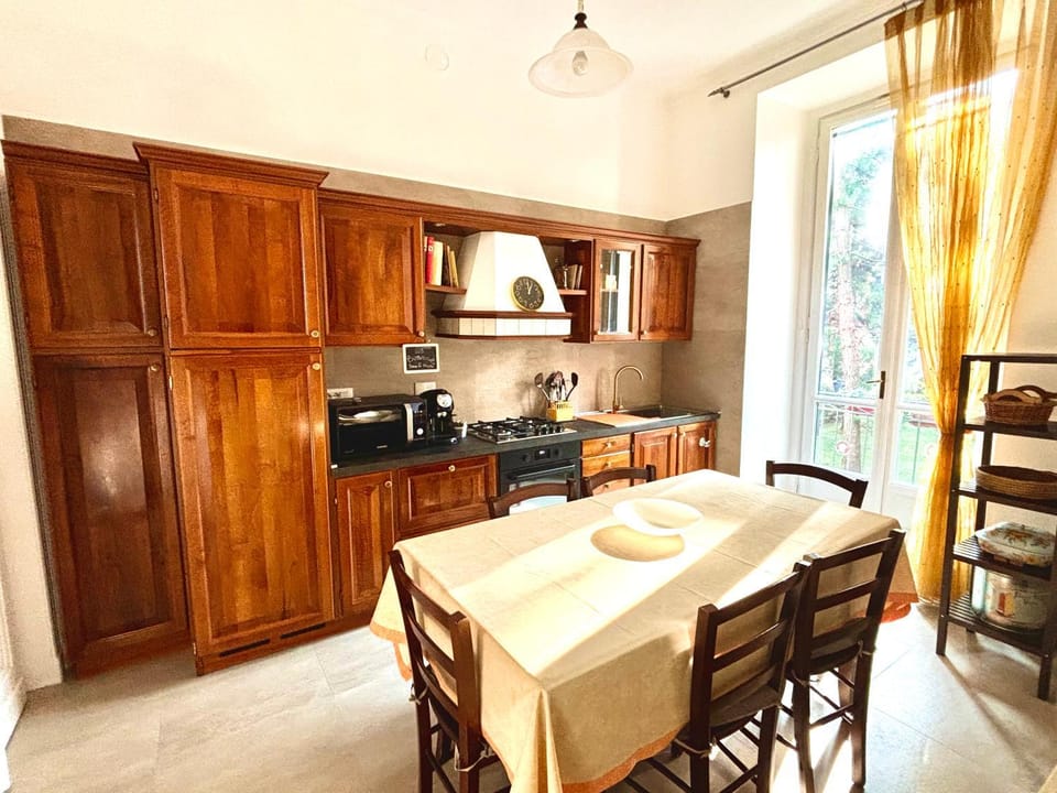 Coffee/tea facilities, Kitchen or kitchenette, Dining area