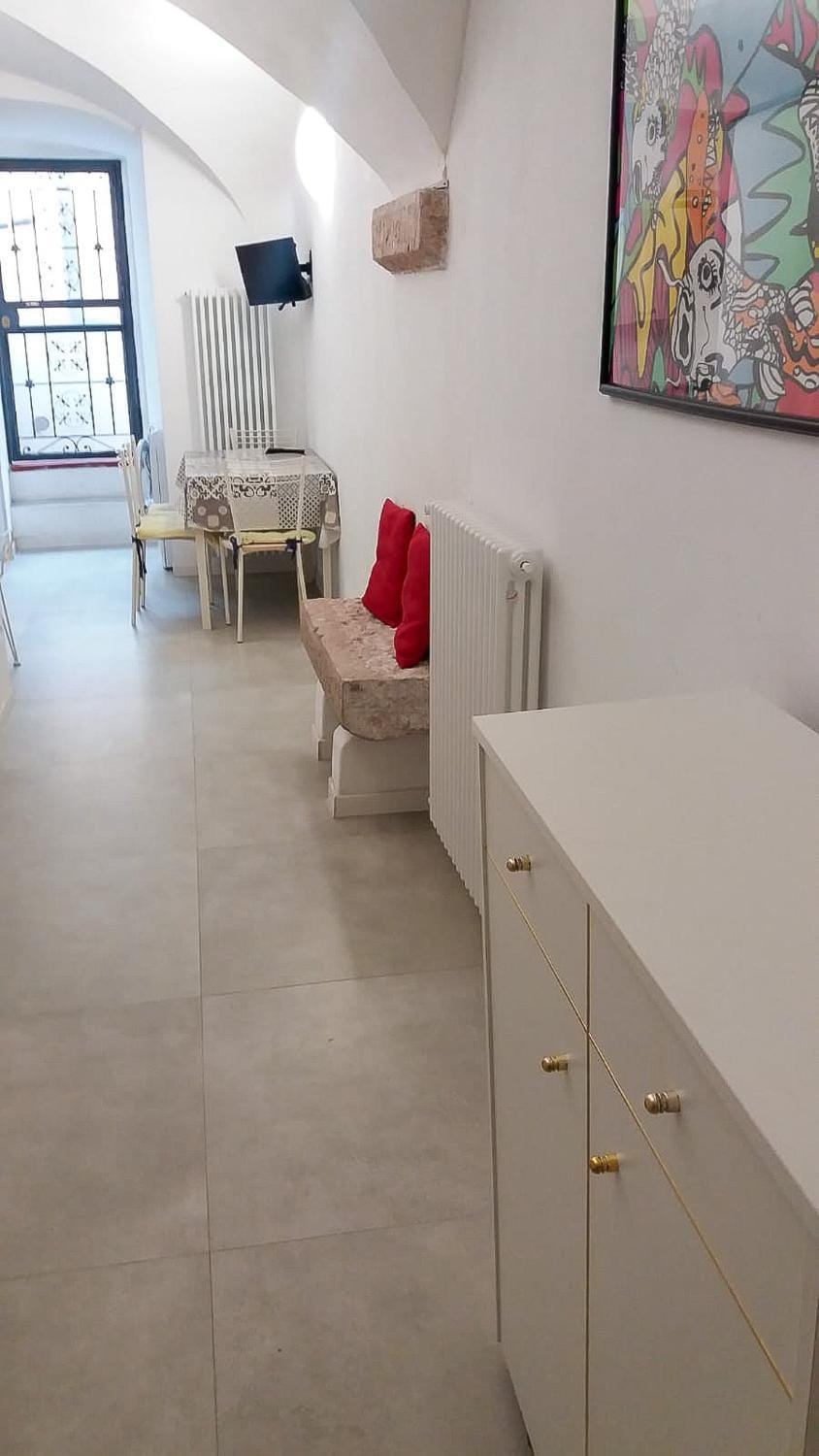 Facade/entrance, TV and multimedia, Living room, Seating area, Dining area
