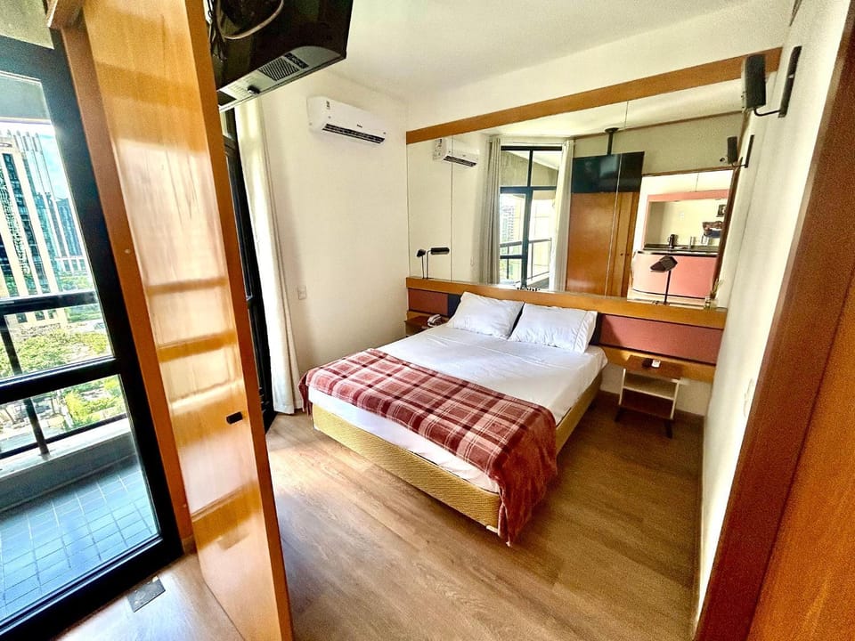 Bed, TV and multimedia, Photo of the whole room, Bedroom, towels, wardrobe, air conditioner