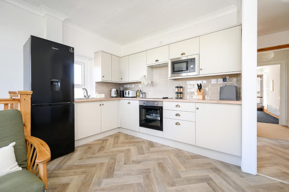 Coffee/tea facilities, Kitchen or kitchenette, dishwasher, oven, stove, toaster