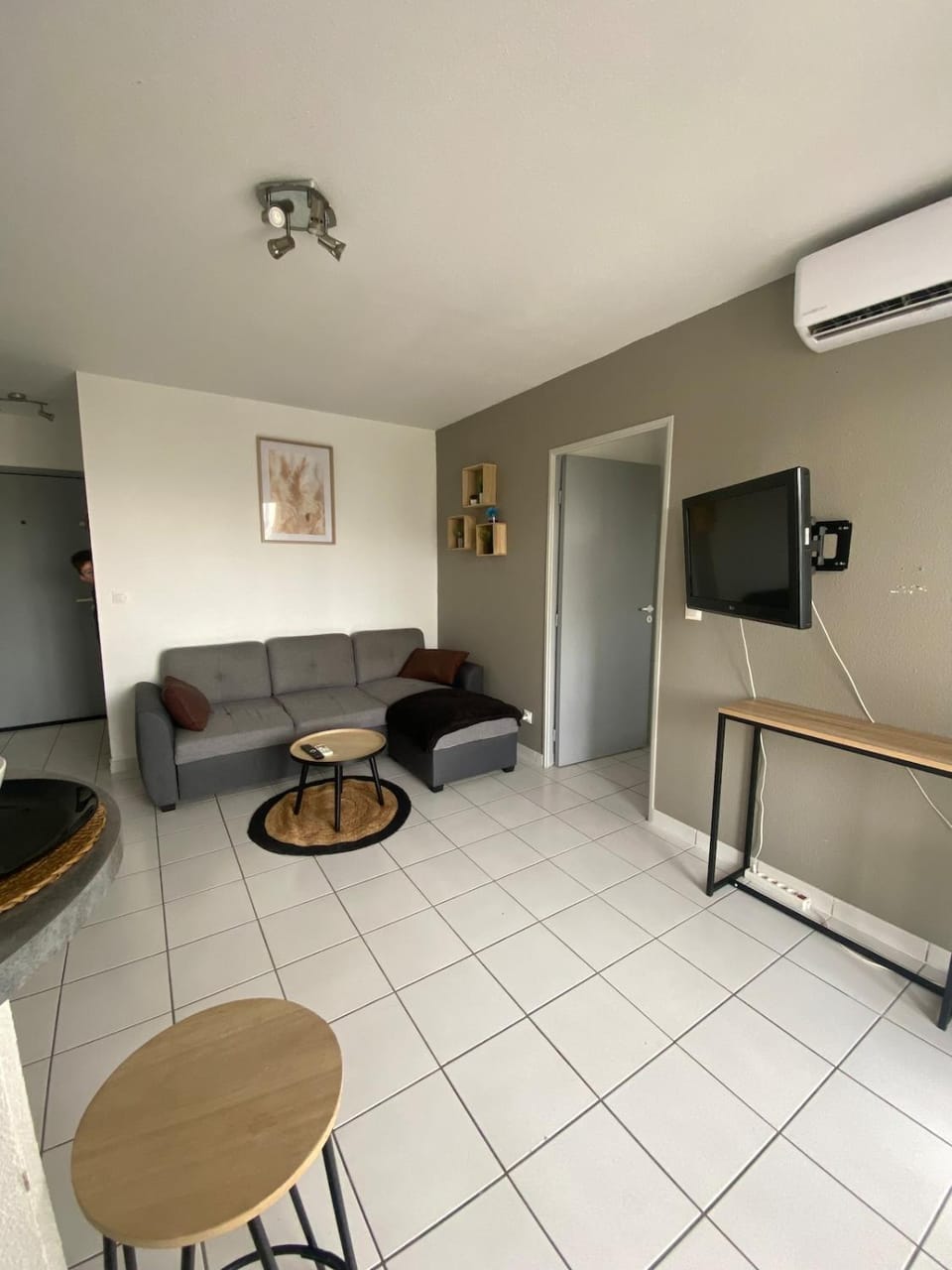 Communal lounge/ TV room, Living room, air conditioner