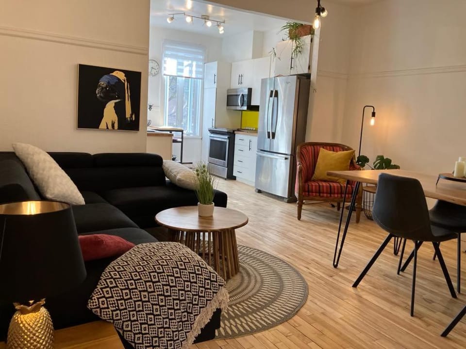 Kitchen or kitchenette, Living room, Dining area, oven