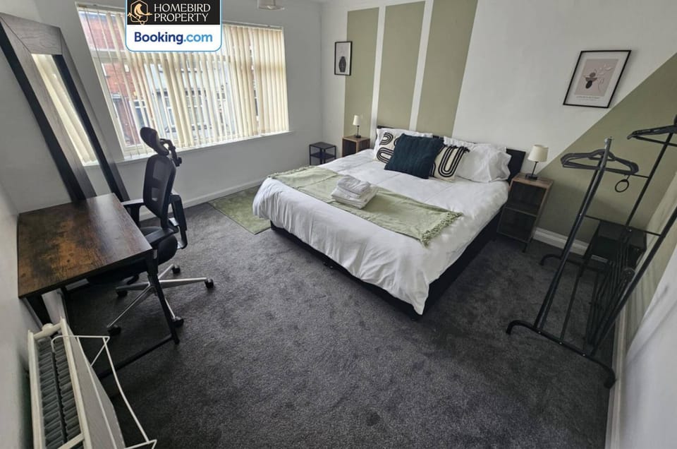 Bed, Photo of the whole room, Seating area, Bedroom