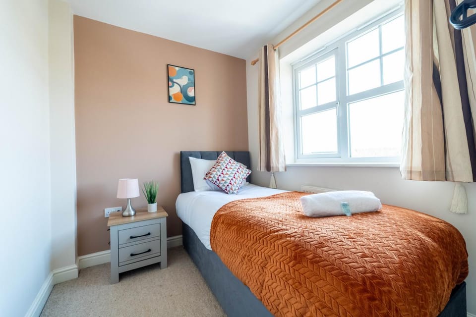 Spacious Modern 4BR Home by Hyped Properties Suited for Insurance Stay Contractors & Relocators Near Central Cannock with Parking House in England