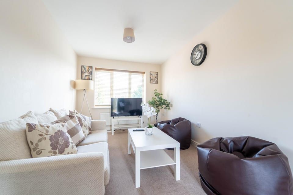 Spacious Modern 4BR Home by Hyped Properties Suited for Insurance Stay Contractors & Relocators Near Central Cannock with Parking House in England