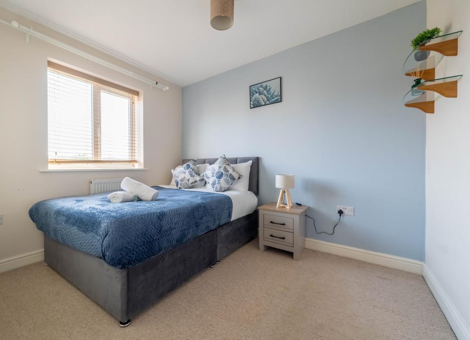 Spacious Modern 4BR Home by Hyped Properties Suited for Insurance Stay Contractors & Relocators Near Central Cannock with Parking House in England