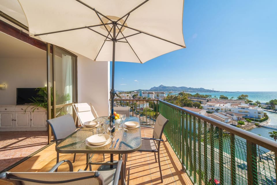 Property building, Balcony/Terrace, Dining area, Sea view
