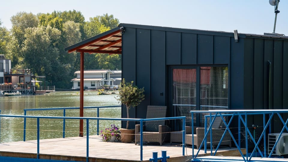 Property building, Day, Neighbourhood, Natural landscape, Balcony/Terrace, Lake view, River view