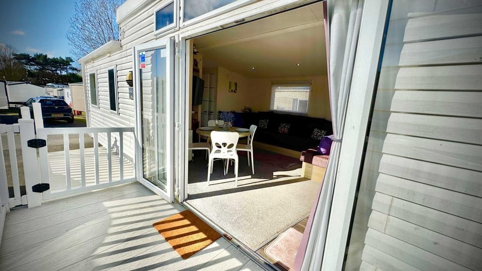 Family-Friendly - Marton Mere - 3BR Lodge -Parking House in Blackpool