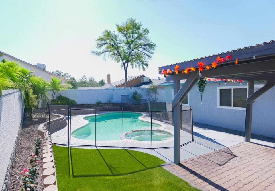 VacationHome with Spa Pool & Relaxing Gardenyard House in Las Vegas