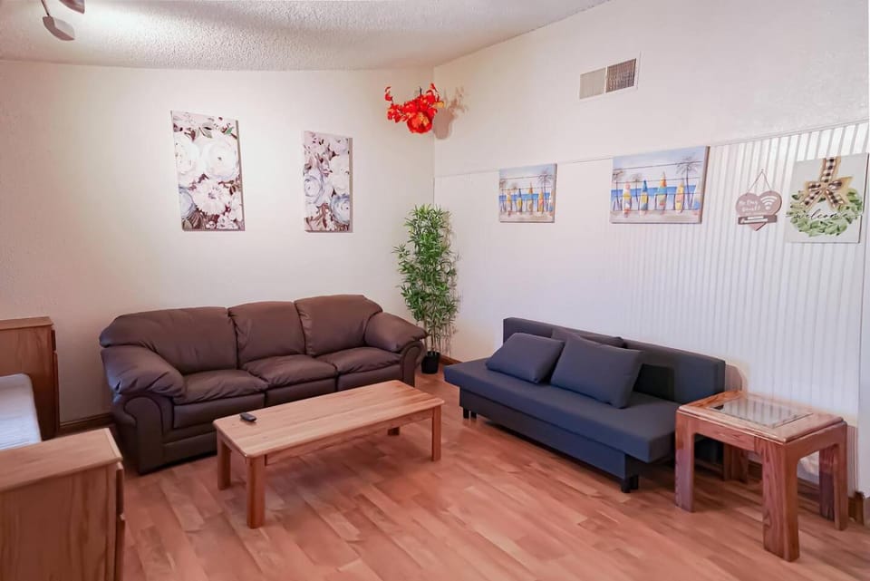 VacationHome with Spa Pool & Relaxing Gardenyard House in Las Vegas