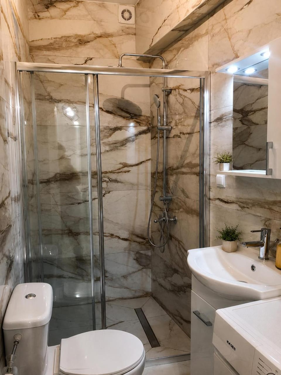 Shower, Toilet, Bathroom, towels
