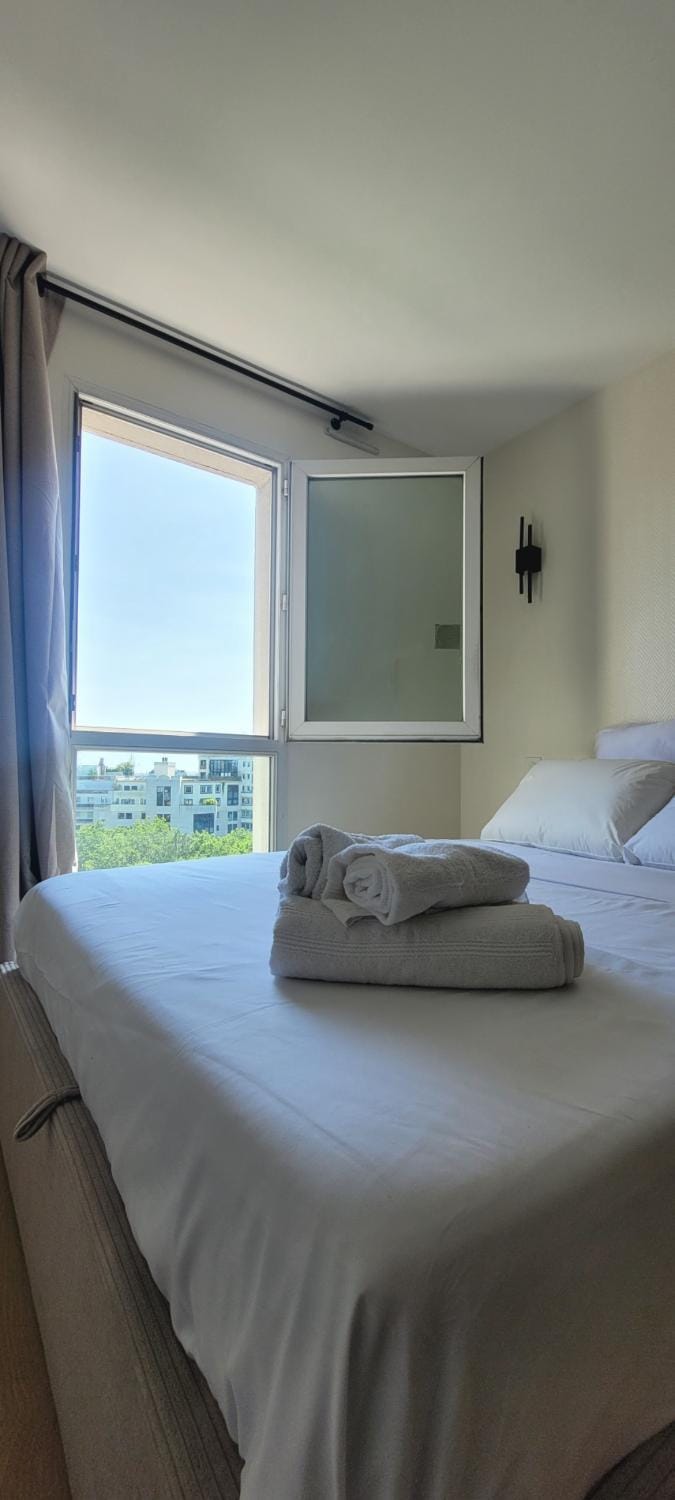 Bed, towels