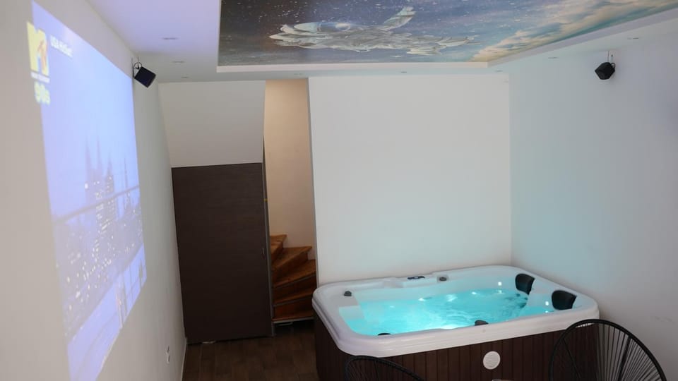 Hot Tub, TV and multimedia, Spa and wellness centre/facilities, Spa and wellness centre/facilities, Bath, air conditioner