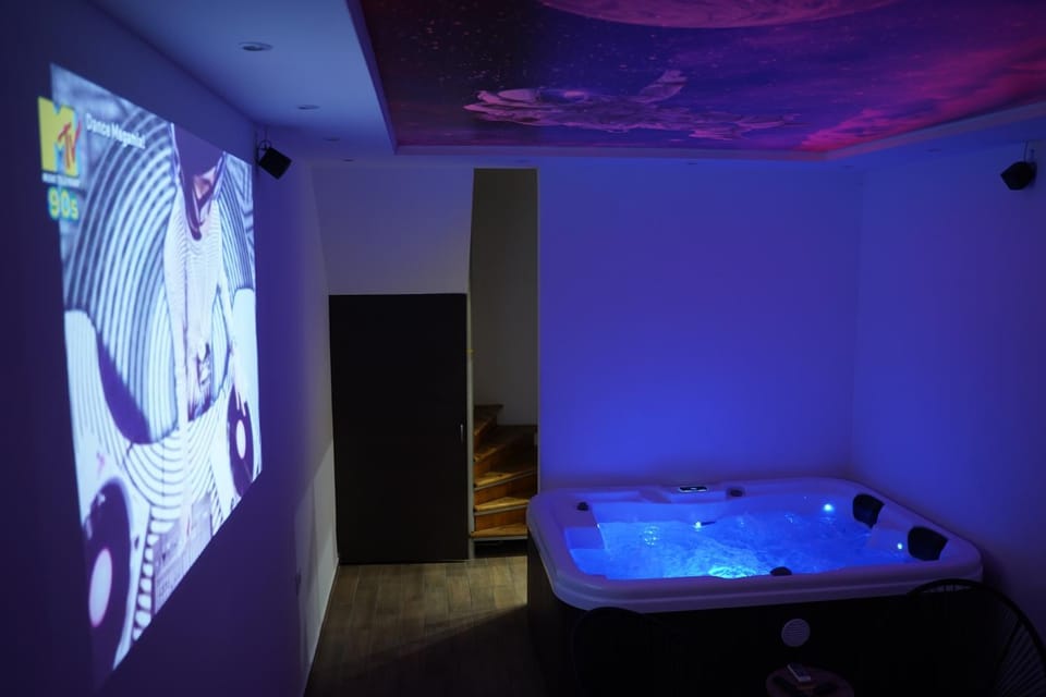 Hot Tub, TV and multimedia, Spa and wellness centre/facilities, Bath, internet, air conditioner