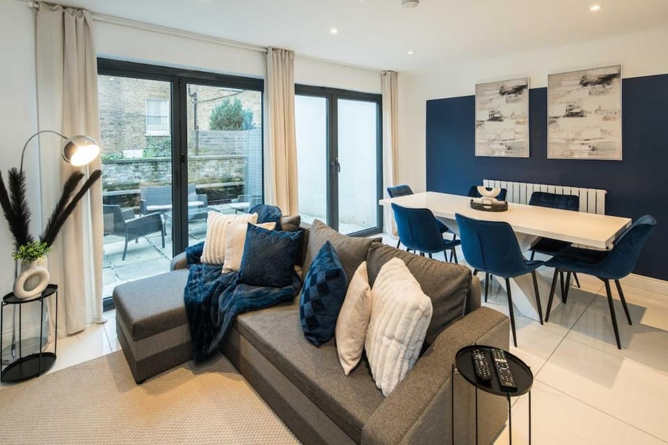 TV and multimedia, Living room, Seating area, Dining area