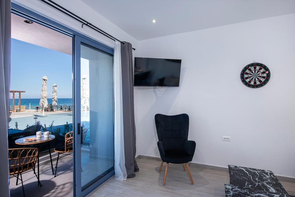 Natural landscape, TV and multimedia, Living room, Seating area, Evening entertainment, Sea view