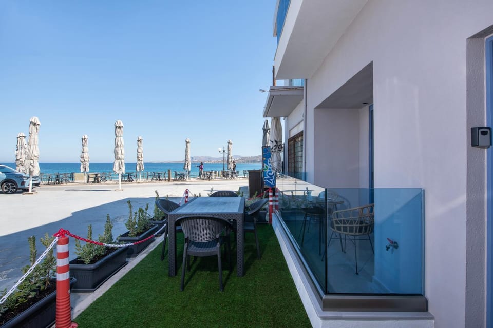 Property building, Patio, Communal lounge/ TV room, Day, Natural landscape, View (from property/room), Balcony/Terrace, Dining area, Evening entertainment, Sea view