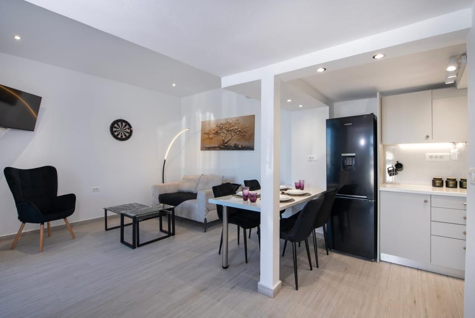 Kitchen or kitchenette, Living room, Seating area, Dining area, minibar, oven, pet friendly