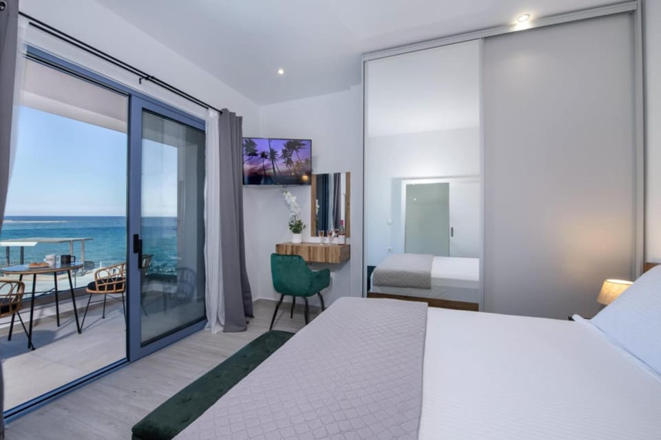 Bed, Natural landscape, View (from property/room), Balcony/Terrace, Living room, Photo of the whole room, Seating area, Beach, Bedroom, Sea view