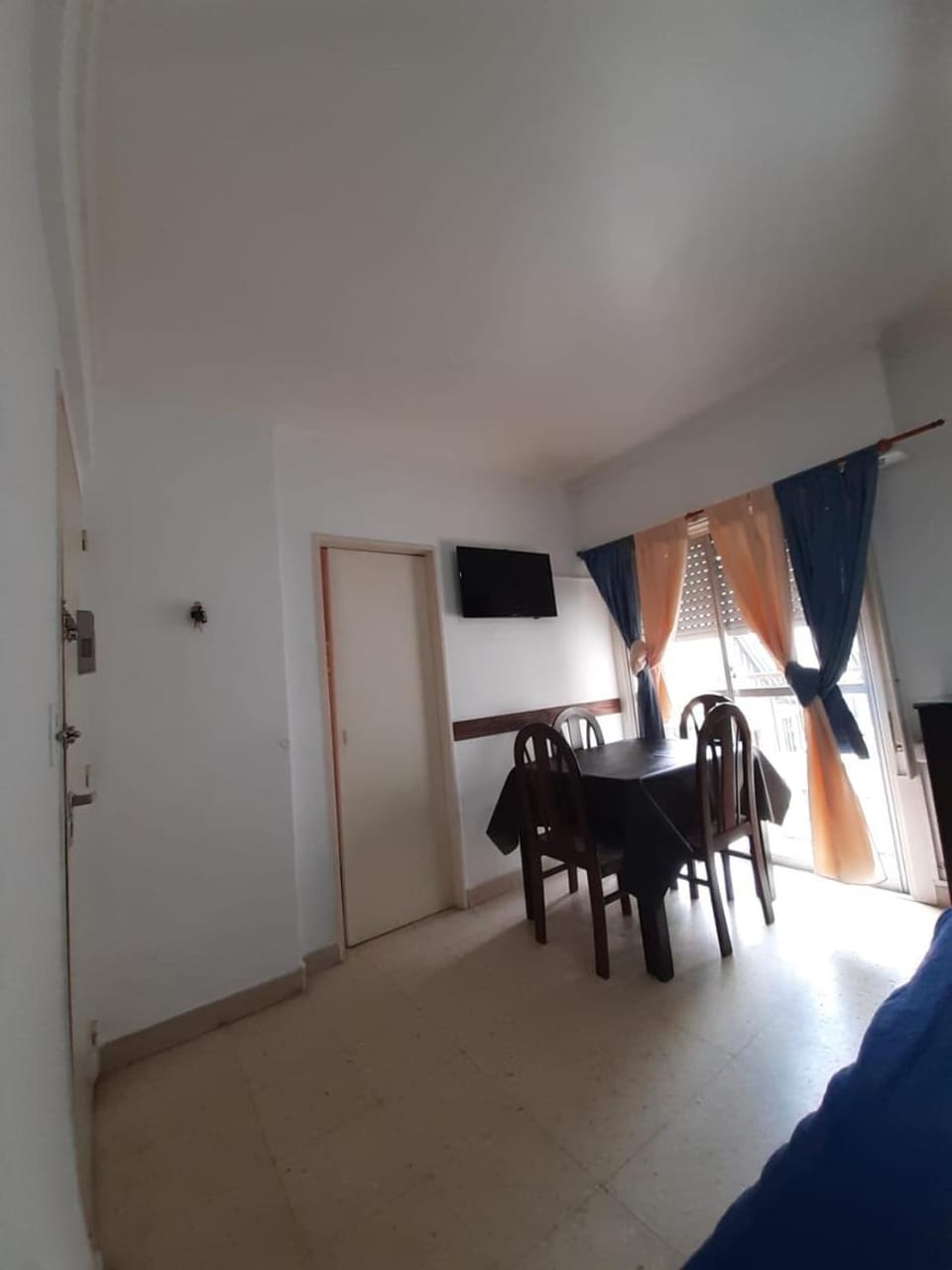 Bed, TV and multimedia, Dining area