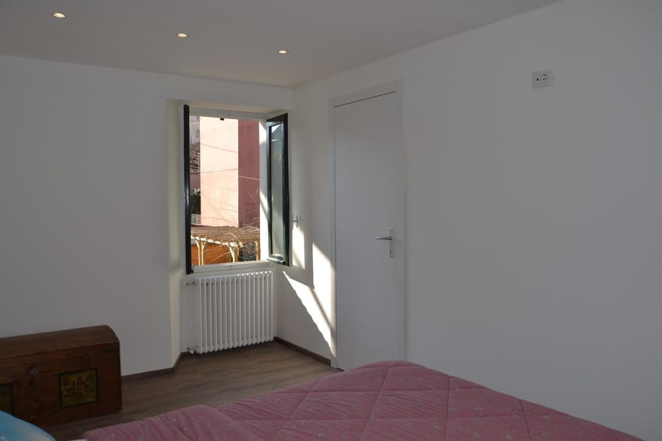 Bed, Photo of the whole room, Bedroom, internet