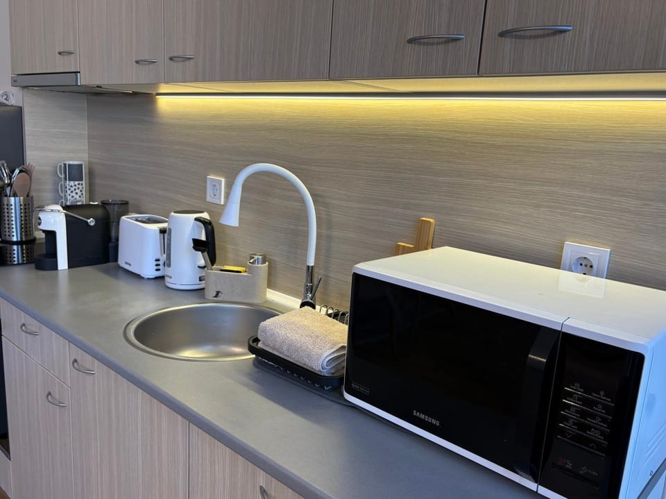 Coffee/tea facilities, Kitchen or kitchenette, microwave, stove, toaster