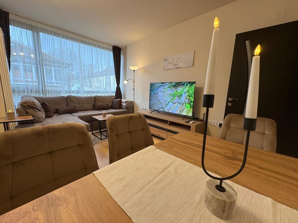 TV and multimedia, Living room, Seating area, Evening entertainment