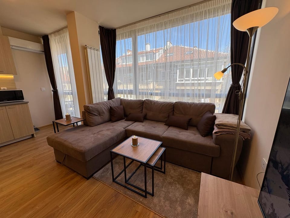 TV and multimedia, Kitchen or kitchenette, Living room, Seating area, air conditioner