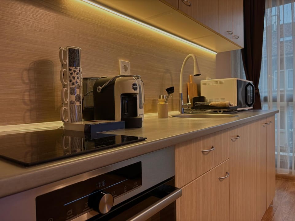 Coffee/tea facilities, Kitchen or kitchenette, stove, toaster