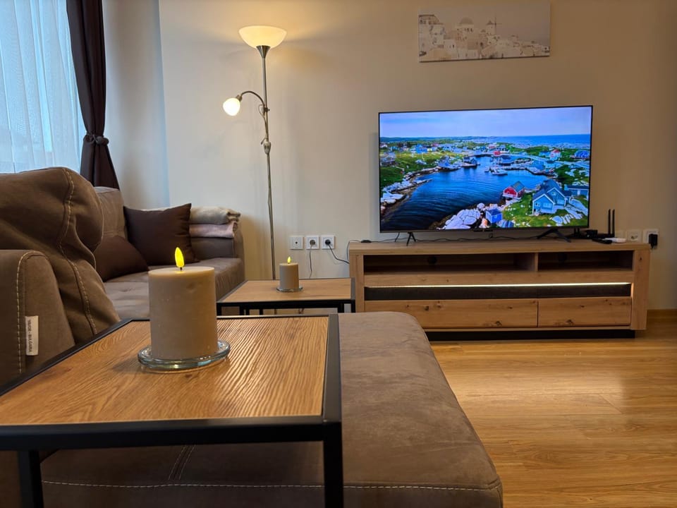 TV and multimedia, Living room, Seating area, Evening entertainment