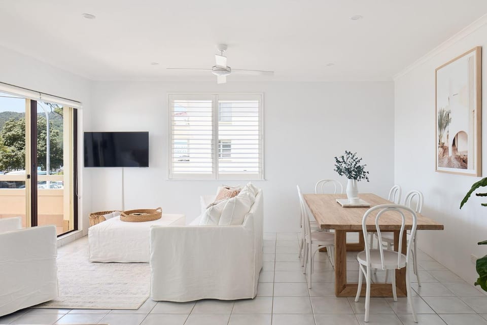 TV and multimedia, Living room, Seating area, Dining area, Evening entertainment