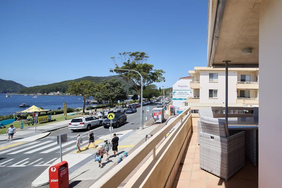 Property building, Day, People, Neighbourhood, Sea view, Street view, Location