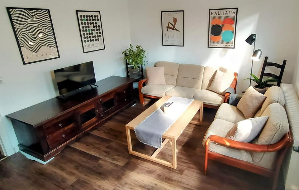 TV and multimedia, Living room, Seating area, Evening entertainment