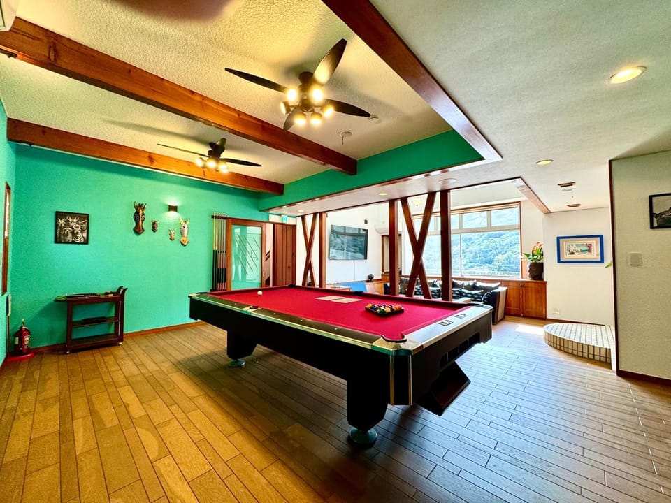 Billiard, Game Room