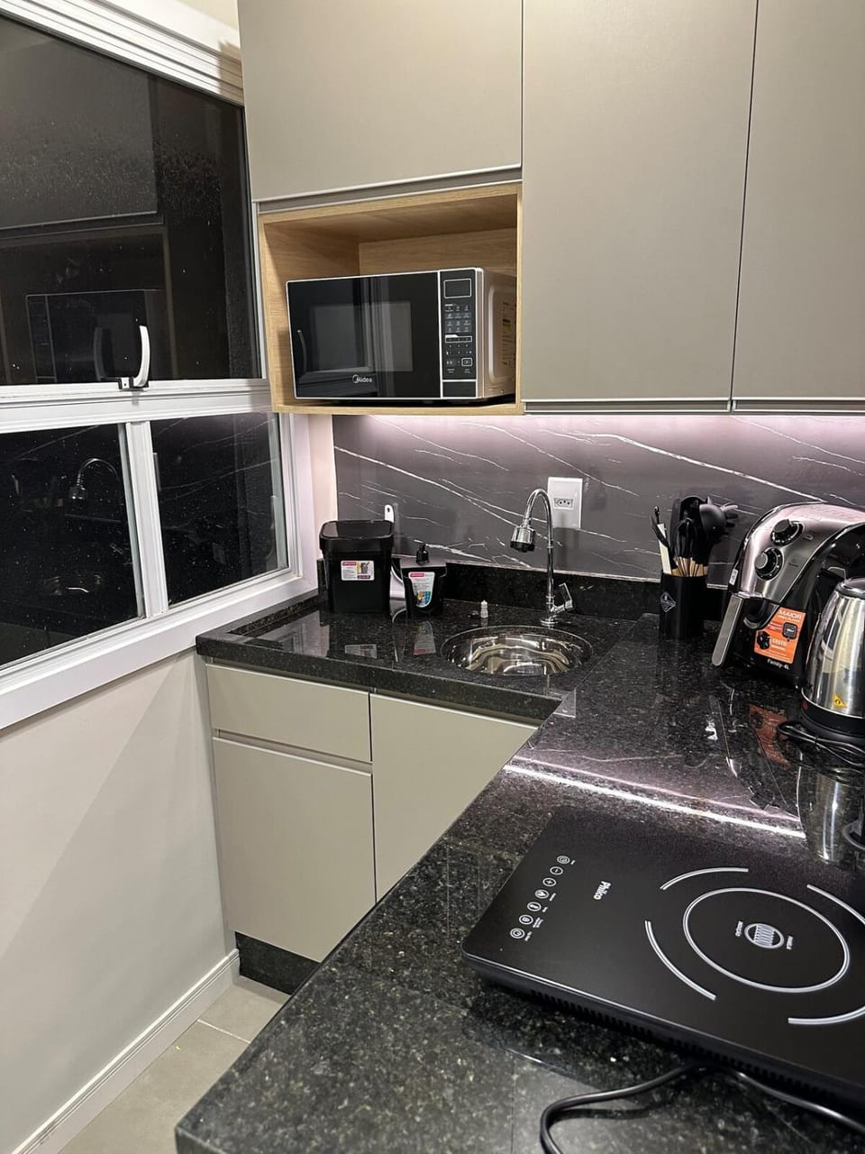 Coffee/tea facilities, Kitchen or kitchenette, minibar, stove