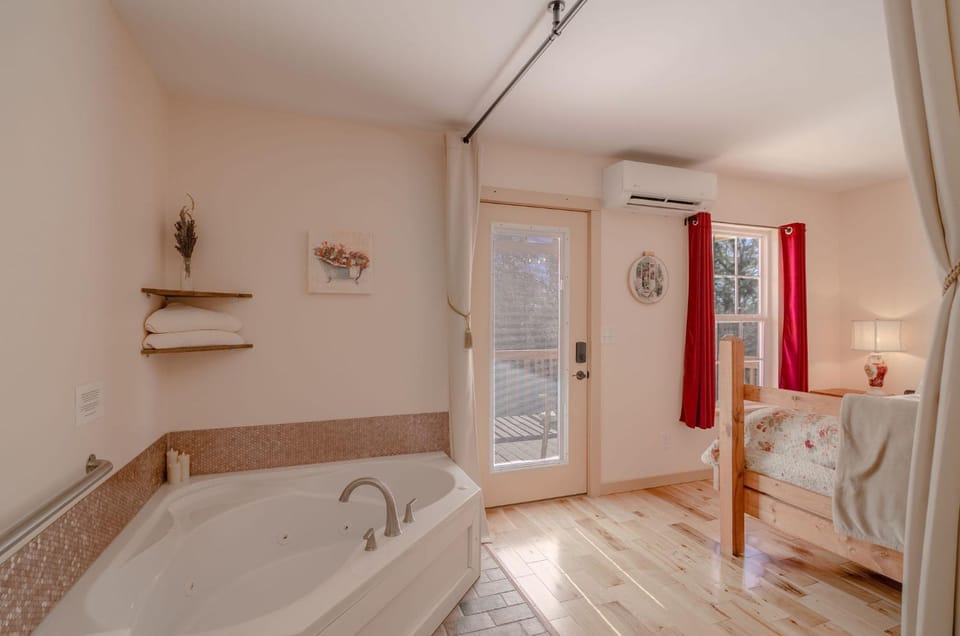 Hot Tub, Bath