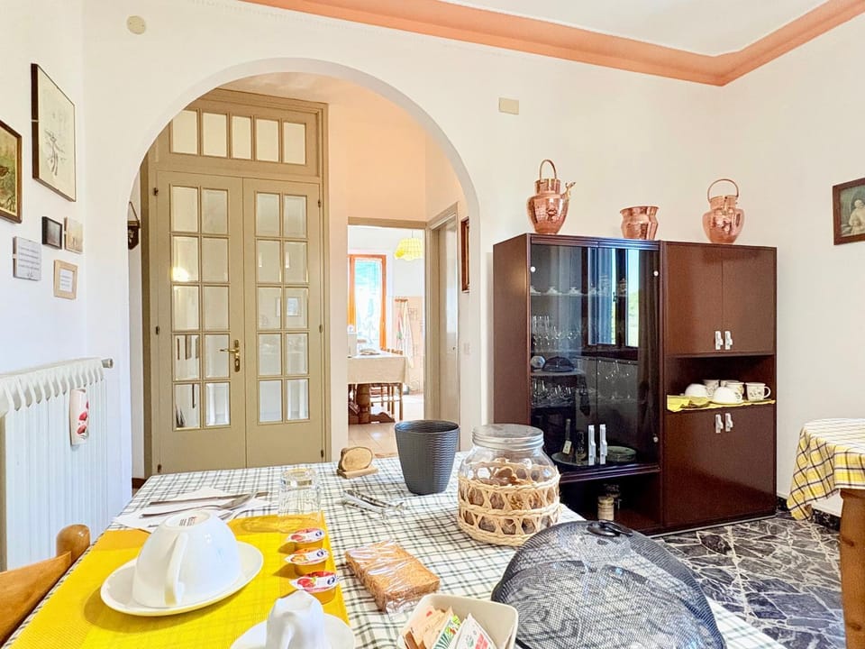 Seating area, Dining area, Breakfast