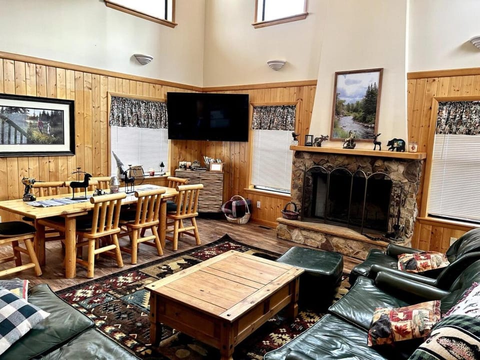 Communal lounge/ TV room, TV and multimedia, Living room, Seating area, Evening entertainment