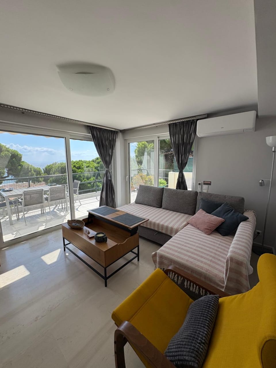 Bed, View (from property/room), Balcony/Terrace, Living room, Photo of the whole room, Seating area, Garden view, Sea view, air conditioner