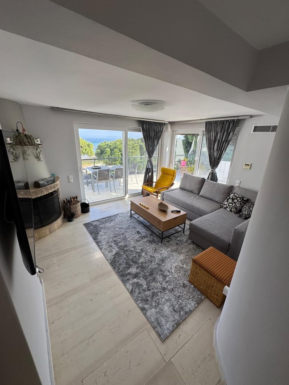 Bed, Balcony/Terrace, Living room, Photo of the whole room, Seating area, Garden view, Sea view